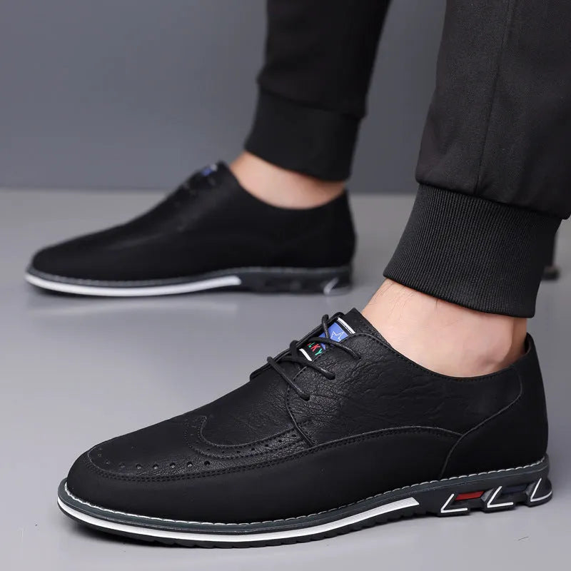 Men's low-top casual leather shoes in black with a rubber sole and sewing line detail.