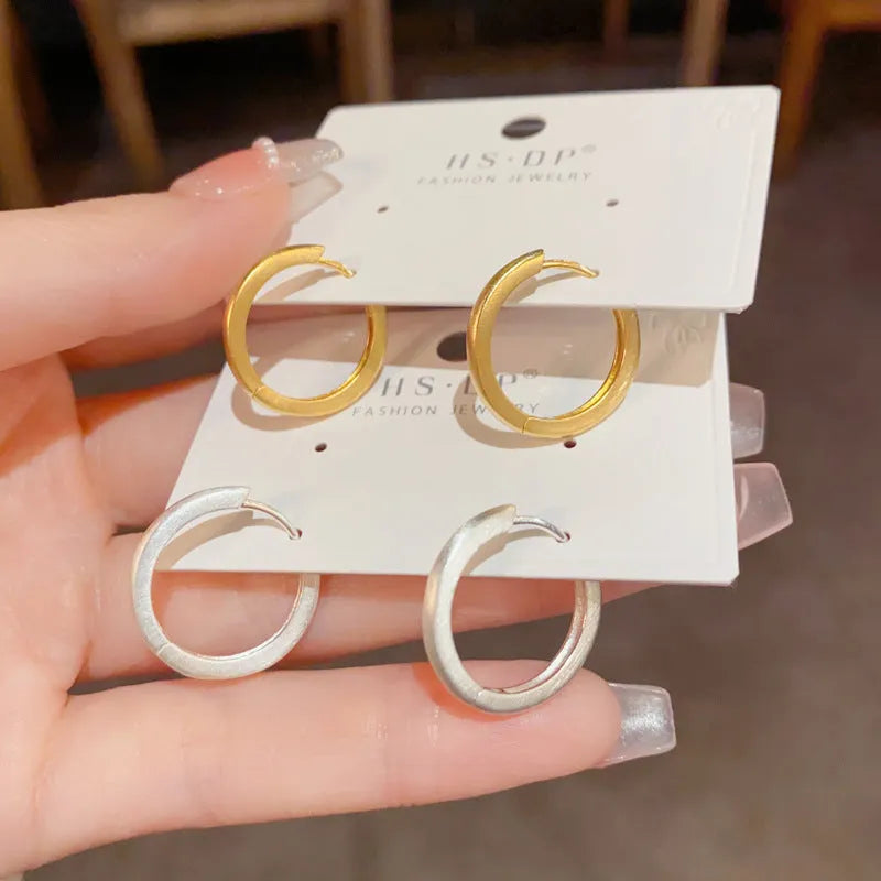 Women's geometry ear clip with round eyelet design in gold plating