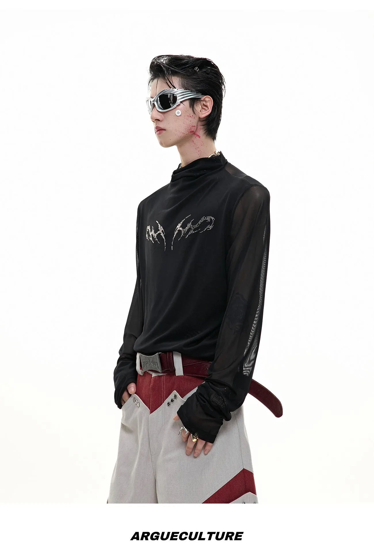 Black and white slim-fit long sleeve bottoming shirt made of niche mesh fabric.