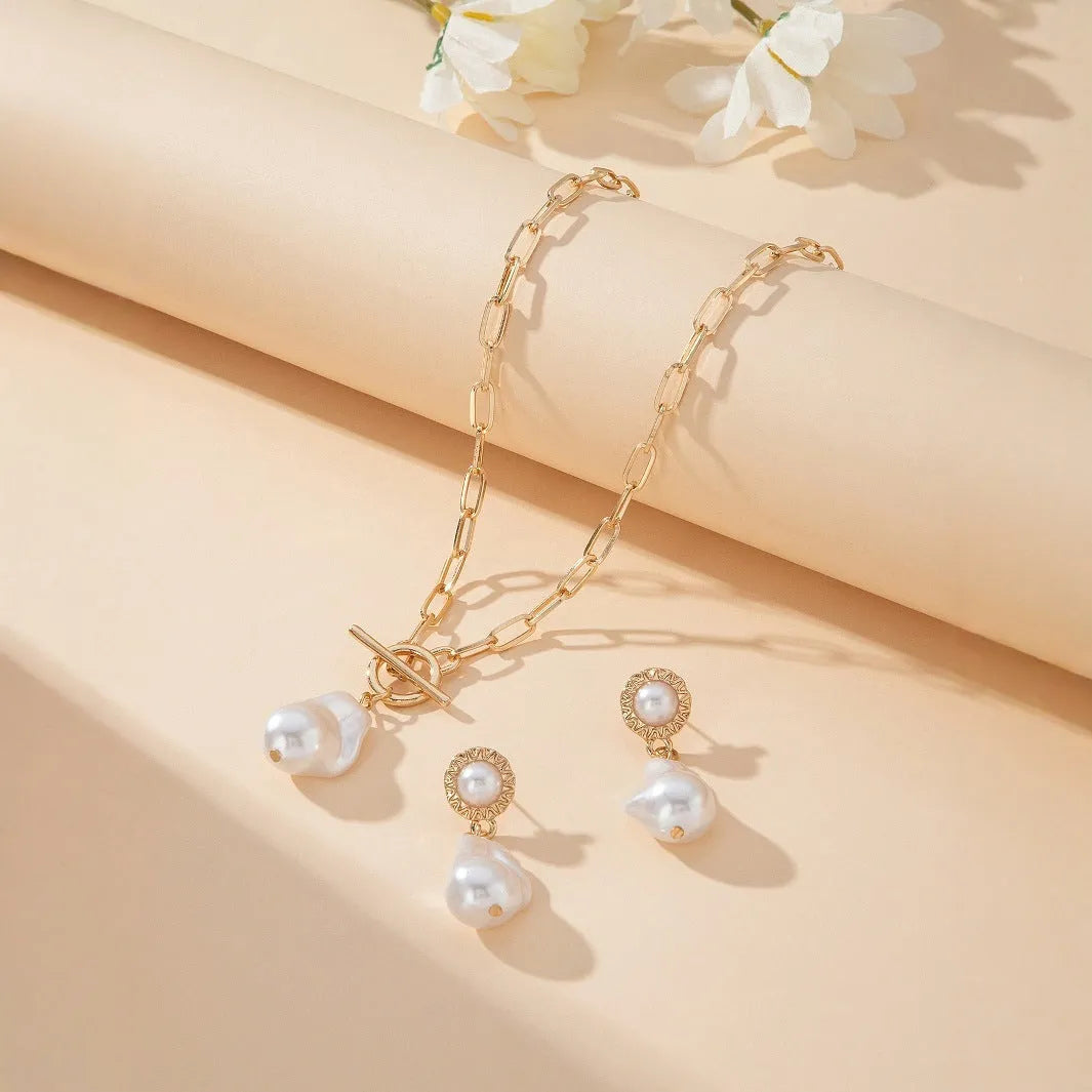 Retro baroque style necklace and earring set with pearls in antique gold colour