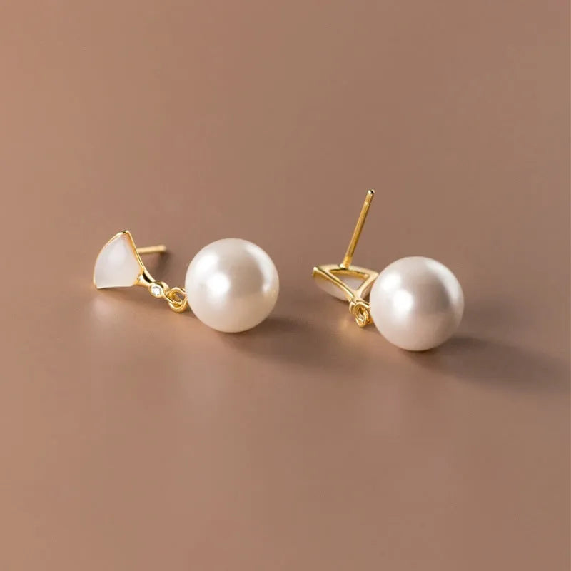 Gold fan-shaped shell pearl earrings in 925 silver with geometric ancient style design for women.