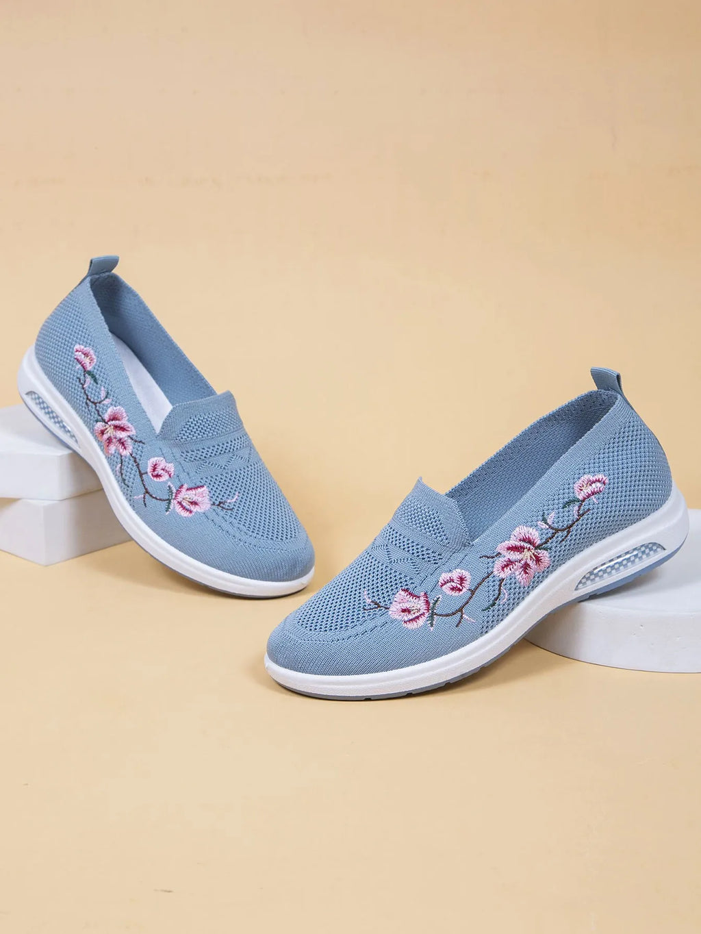 Women's breathable cloth shoes with flat heel, round toe, fabric upper, and elastic band in multiple colours