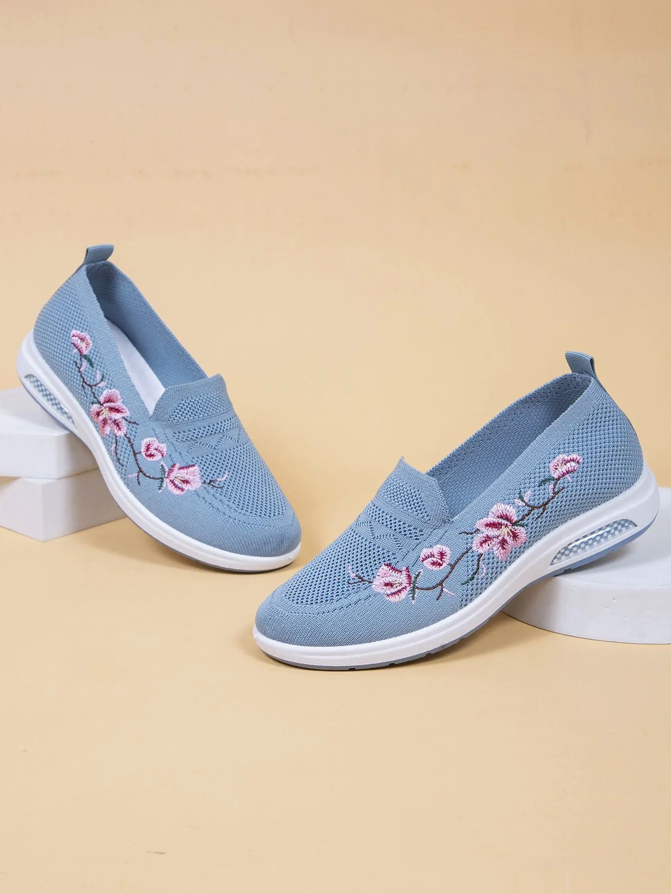 Women's breathable cloth shoes with flat heel, round toe, fabric upper, and elastic band in multiple colours