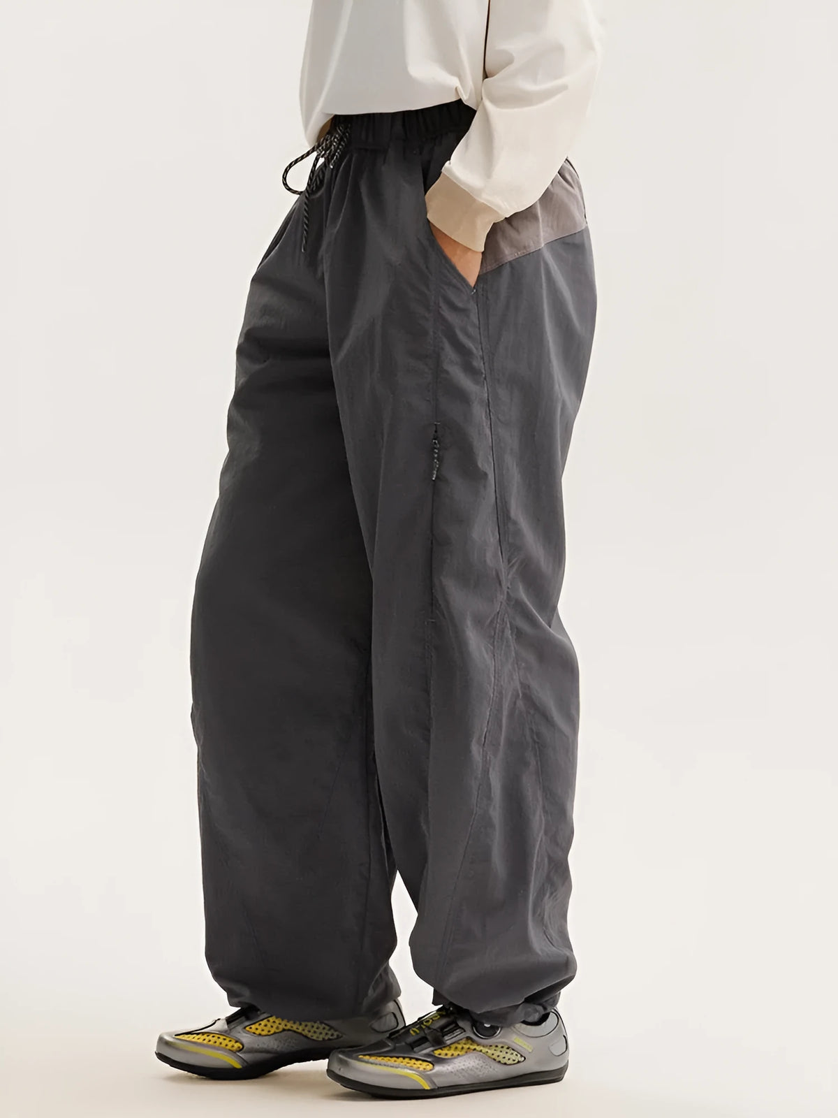 Fleece-lined quick-dry paratrooper cargo pants with water-repellent fabric, cargo pockets and adjustable cuffs, in Army green.