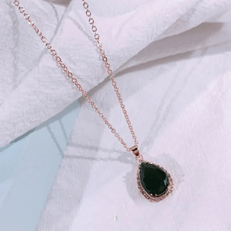 Women's drop-shaped rhinestone necklace in rose gold colour with geometric elements