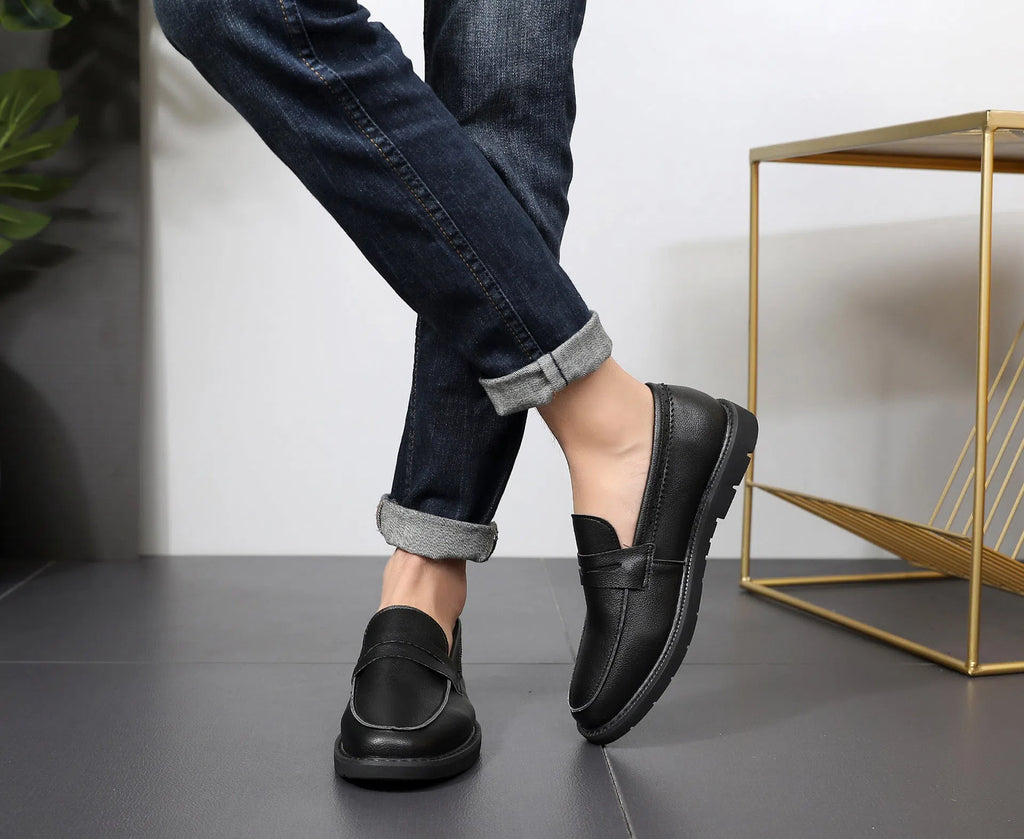 Men's black slip-on shoes with tassel, microfiber upper, and rubber sole in Korean retro style