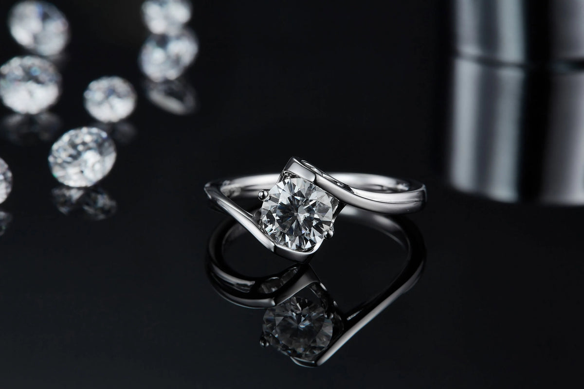 1 carat moissanite solitaire ring in S925 silver with platinum plating, sizes 5 to 9, GRA certificate and gift box