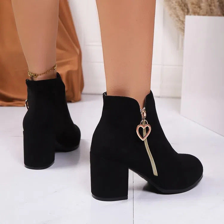 Plus-size suede side zip ankle boots with 6-8cm chunky heel, round toe, black or red, sizes 36-42