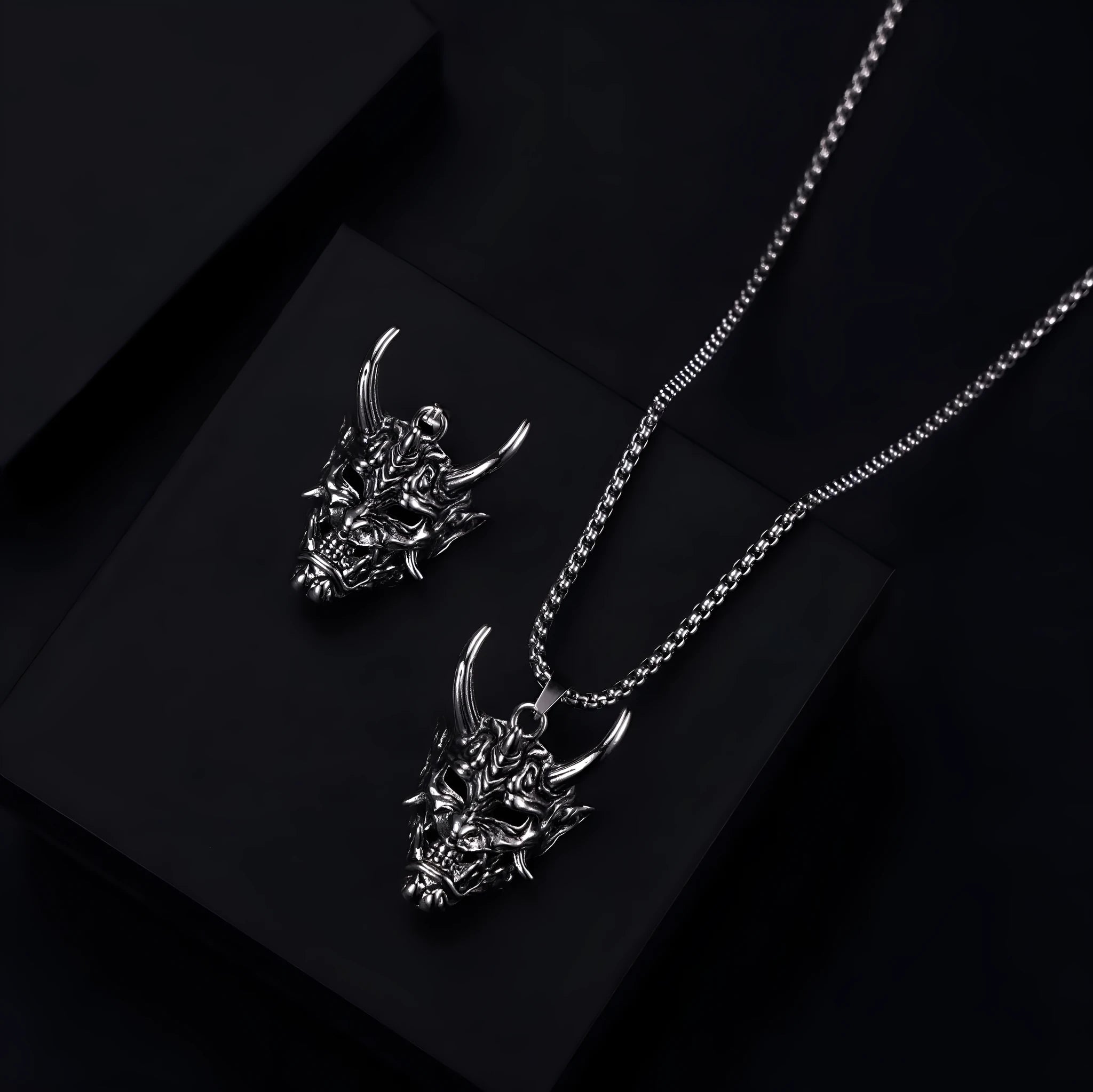 Men's vintage silver necklace with 40mm alloy pendant and electroplated finish