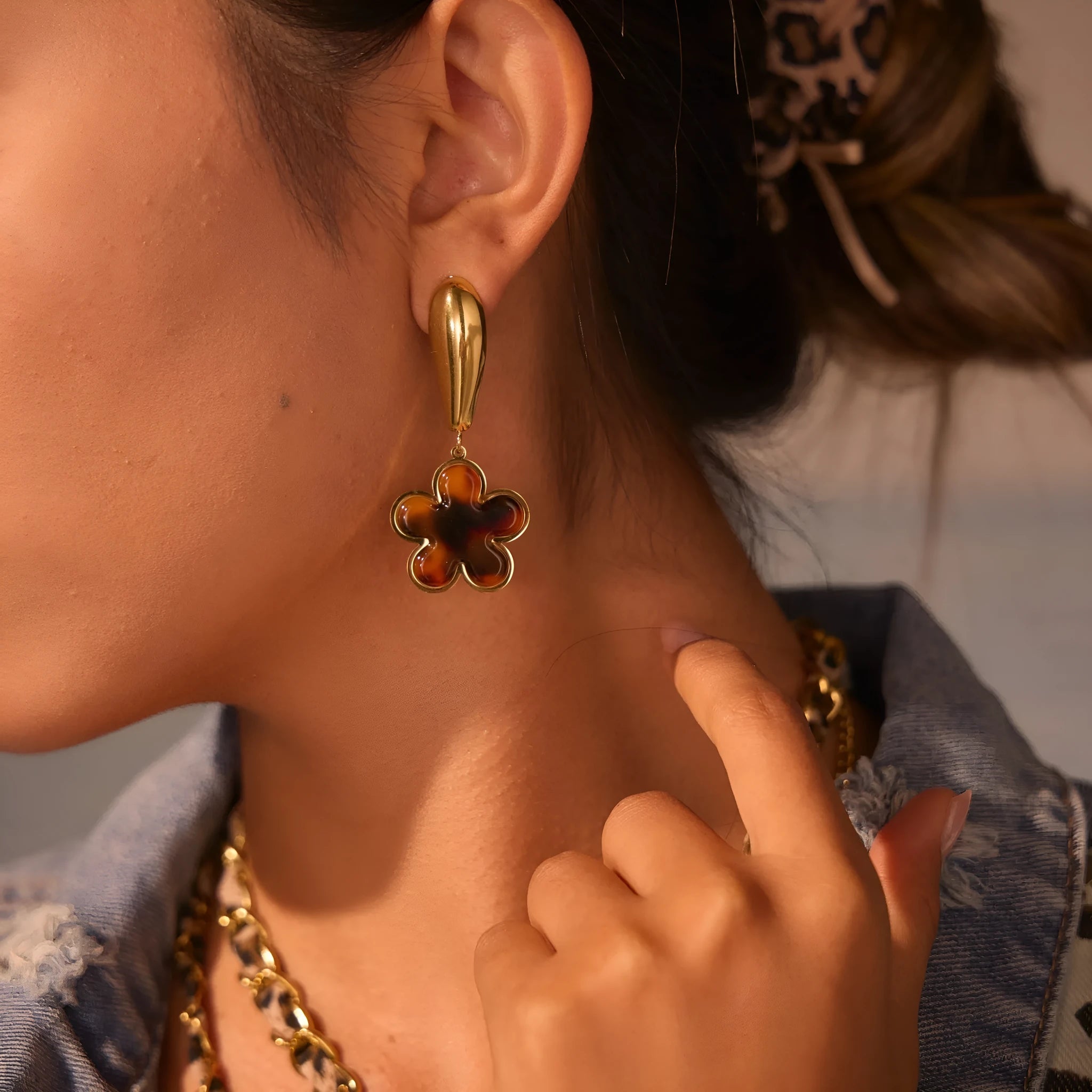 Women's tortoiseshell resin hawksbill colour earrings in heart and flower designs with stainless steel and 18K gold plating