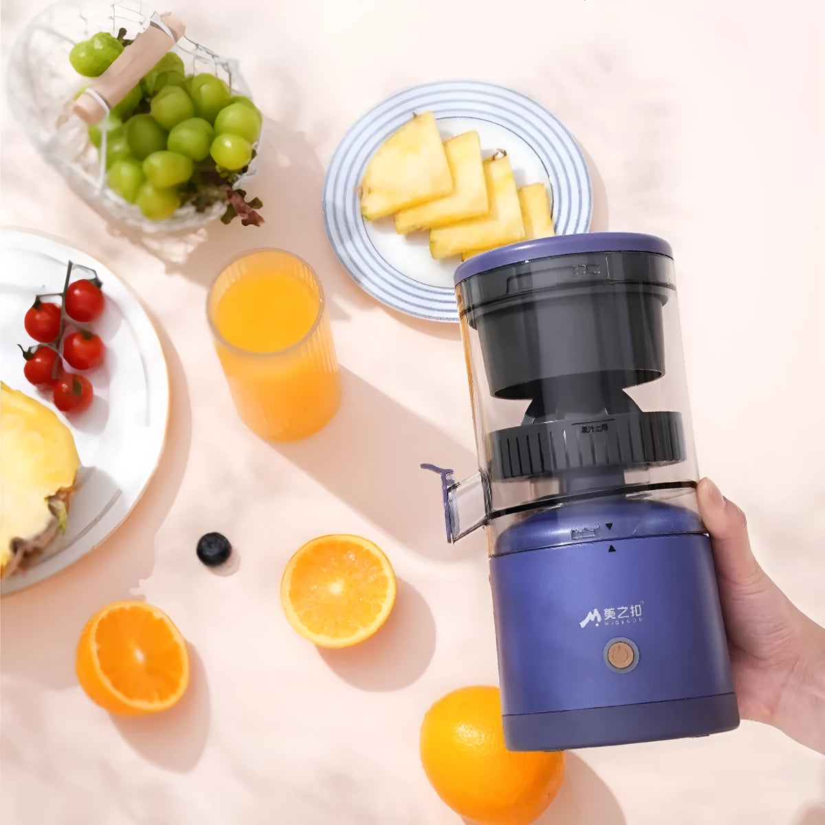 Blue portable USB mini electric juicer 150W with vertical spiral rod cutter head and USB data cable