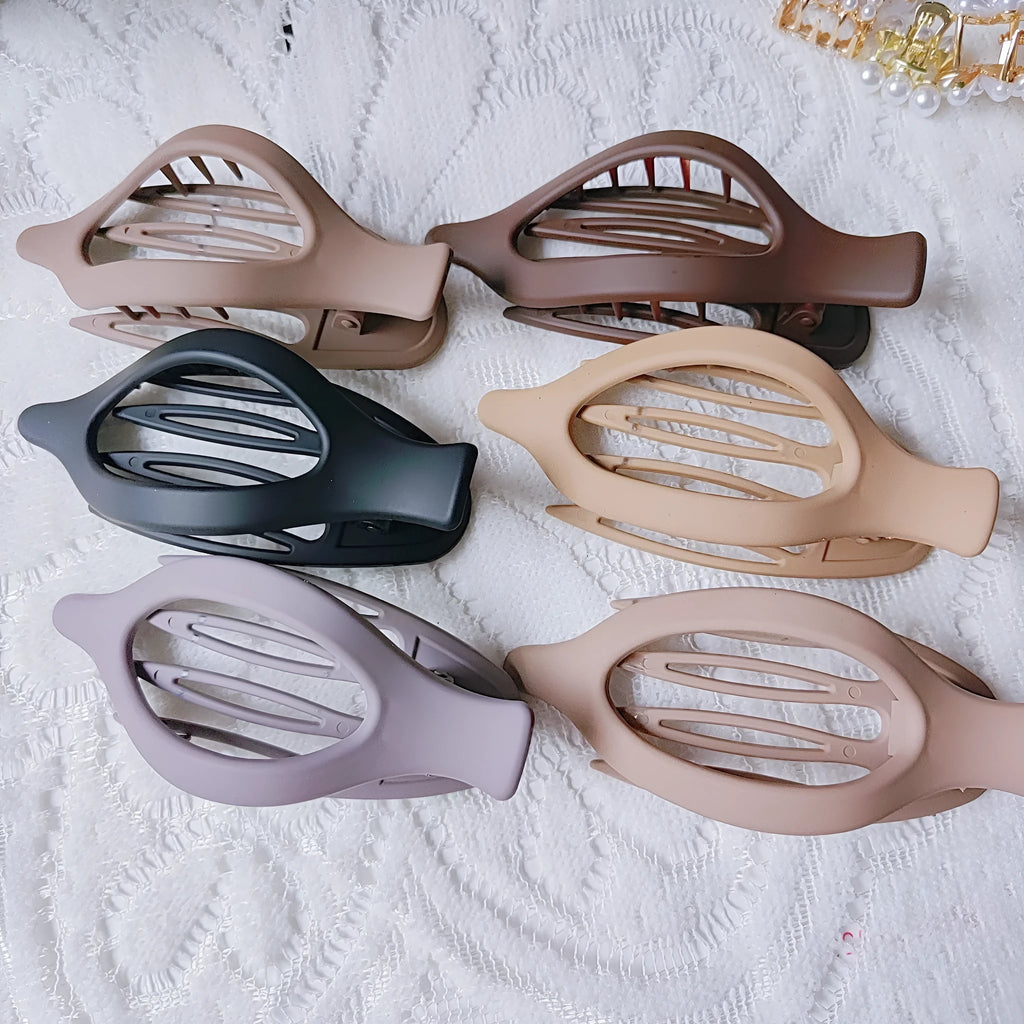 Six plastic hair clips with frosted grip and quadrilateral design in nude colour