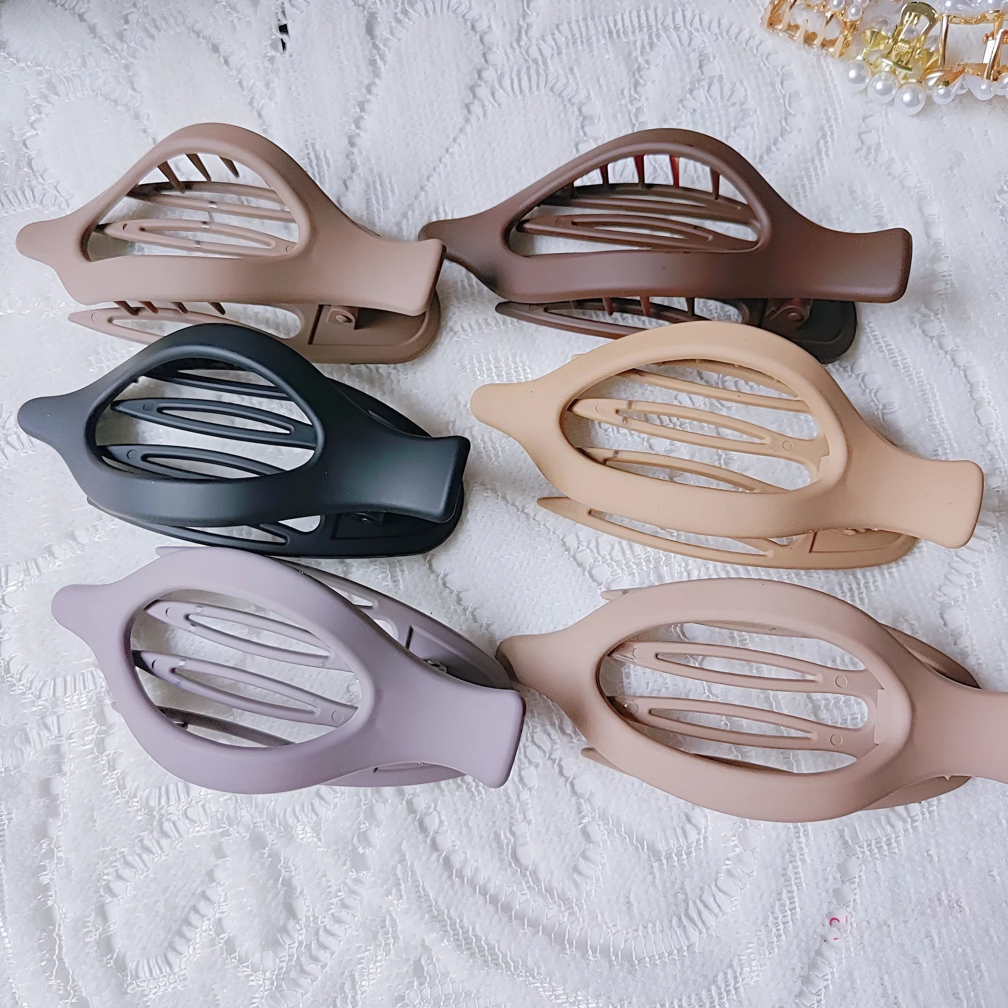Six plastic hair clips with frosted grip and quadrilateral design in nude colour