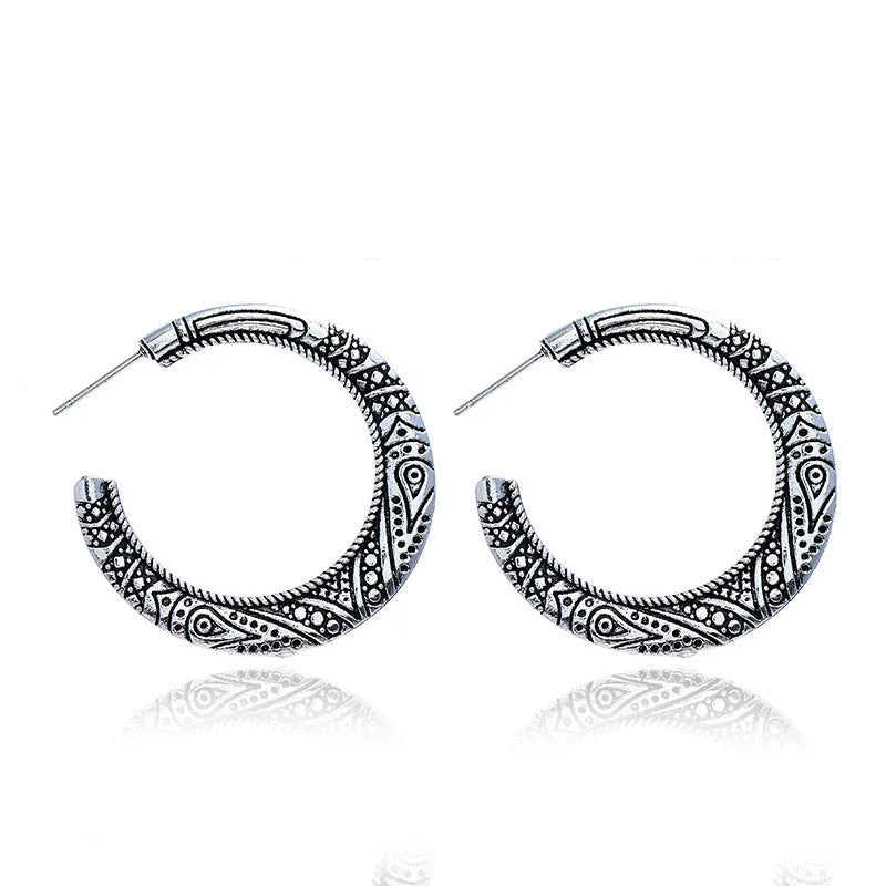 Bronze C-shaped alloy earrings with vintage street shot engraving pattern