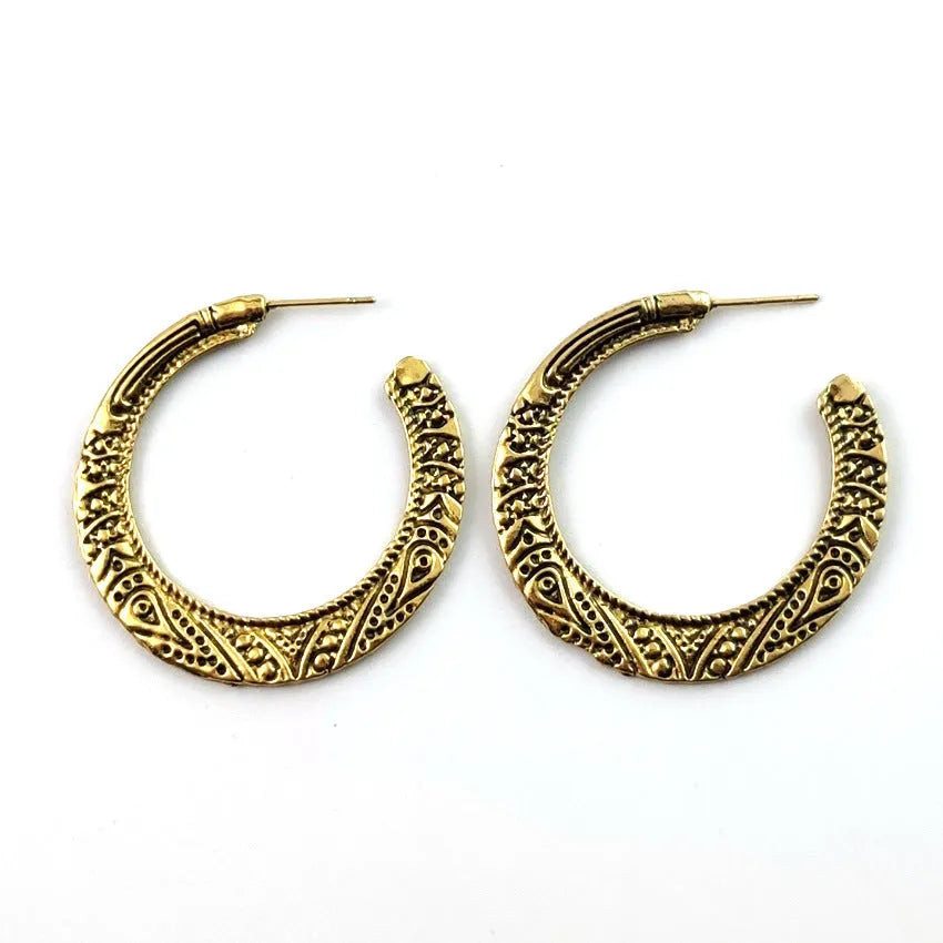 Bronze C-shaped alloy earrings with vintage street shot engraving pattern