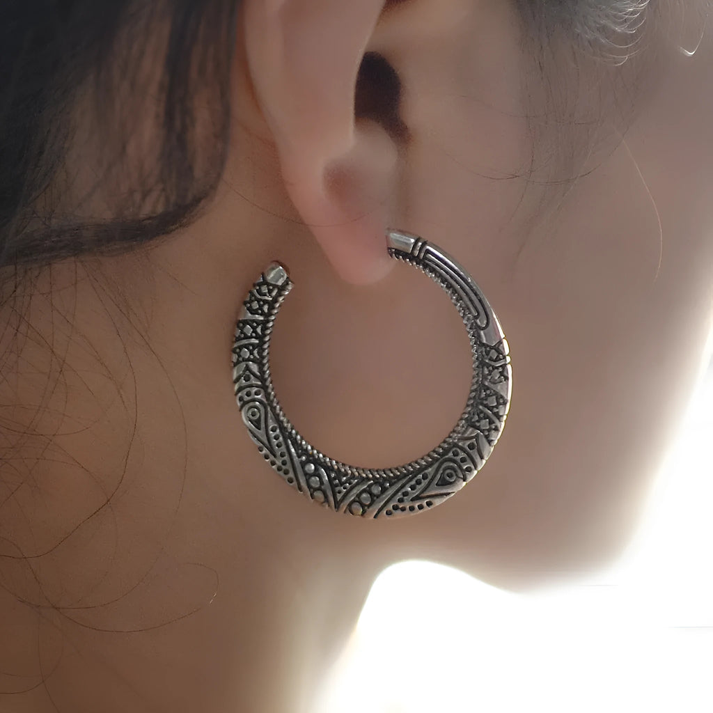 Bronze C-shaped alloy earrings with vintage street shot engraving pattern