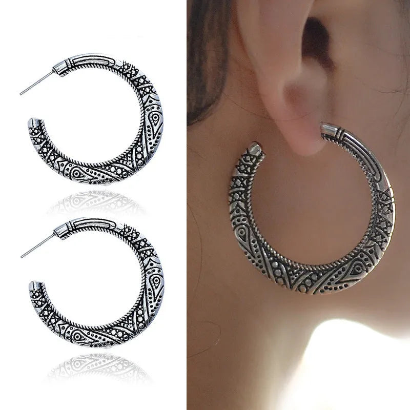 Bronze C-shaped alloy earrings with vintage street shot engraving pattern