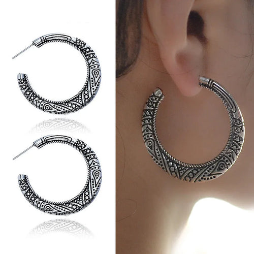Bronze C-shaped alloy earrings with vintage street shot engraving pattern