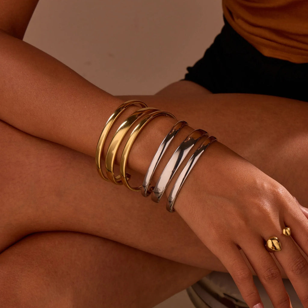 Stainless steel geometric bracelet with simple opening mechanism in gold or steel finish