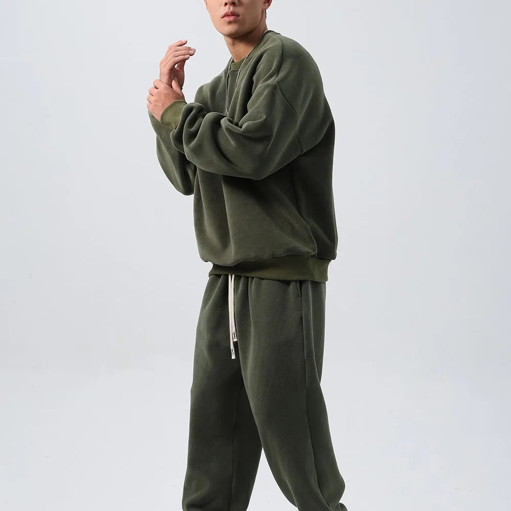 Men's loose fit polar fleece sports suit in winter athletic wear with padded trousers