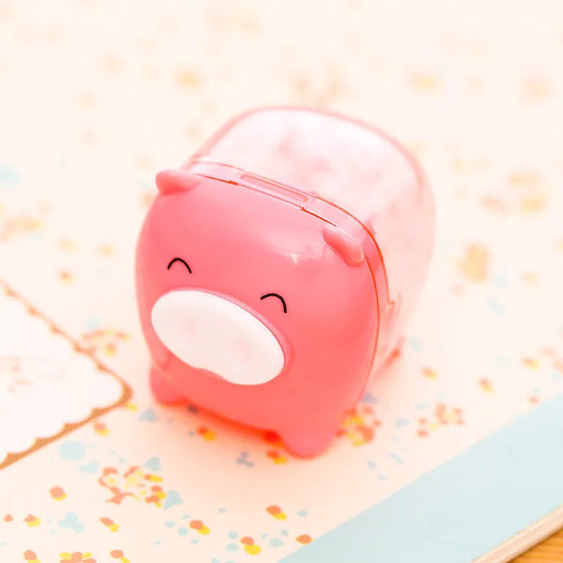 Deli 0557 manual pencil sharpener, plastic animal-shaped body, mixed colour, 48x38.2x41mm