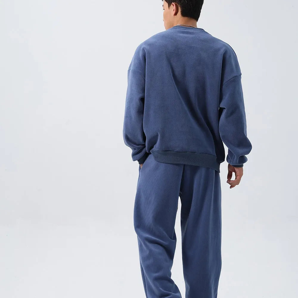 Men's loose fit polar fleece sports suit in winter athletic wear with padded trousers