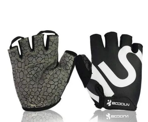 Queshark unisex black half-finger gym gloves on a gym bench