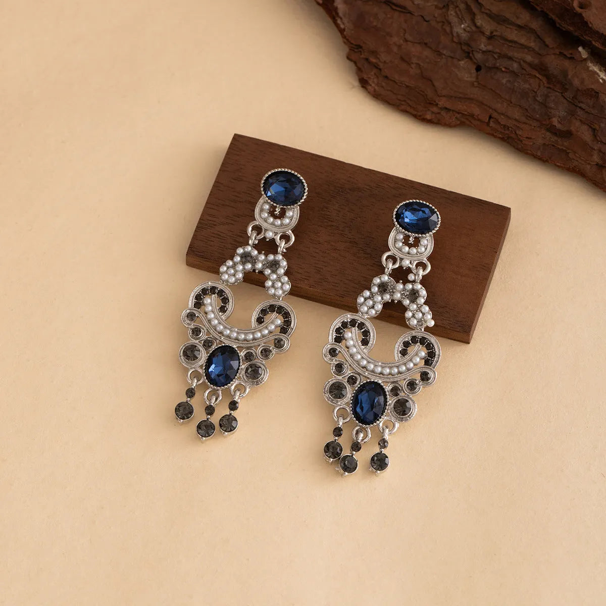 Vintage court style earrings in blue crystal with geometric chamfered square grain shape, zinc alloy and electroplated finish