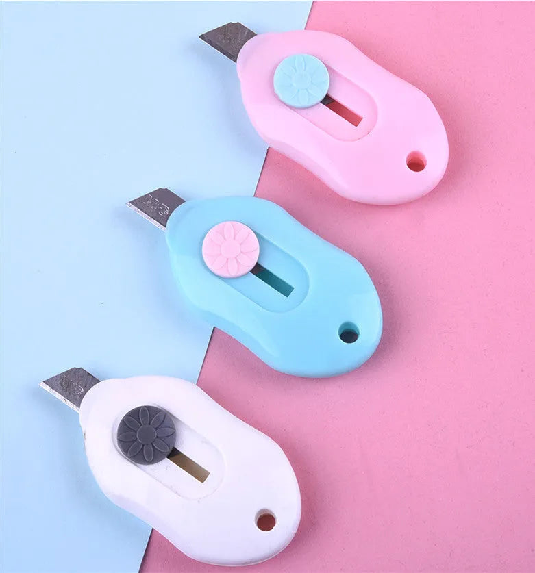 Cartoon-shaped art knife in plastic and metal construction for manual production cutting tasks