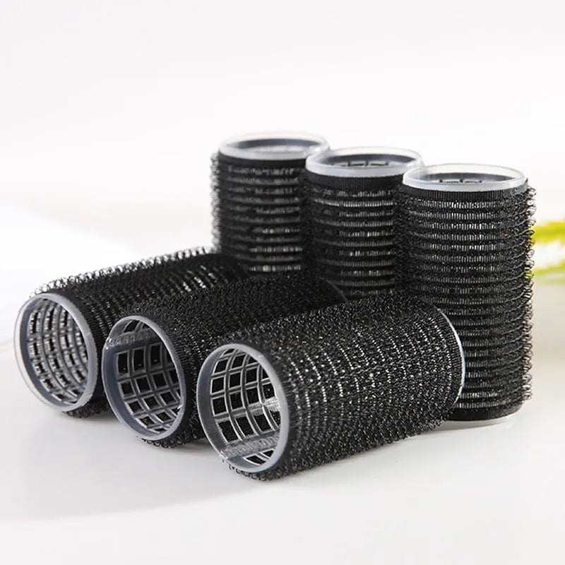 Black curling barrel made of plastic and resin measuring 3x6.3cm
