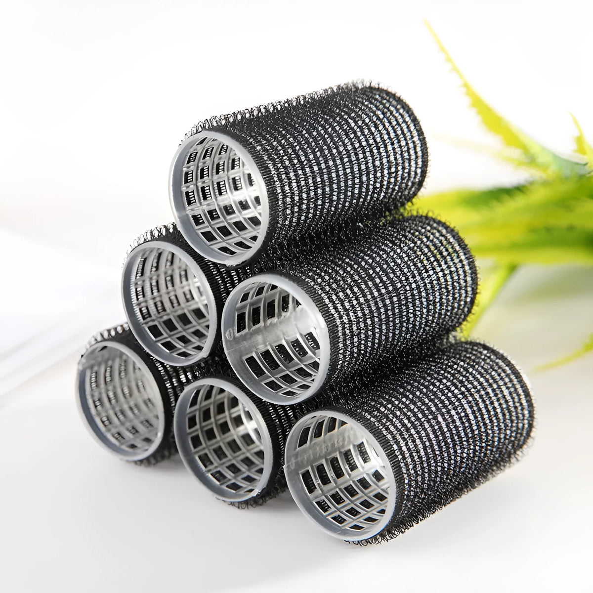Black curling barrel made of plastic and resin measuring 3x6.3cm