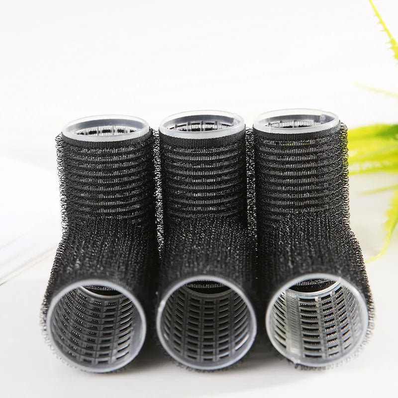 Black curling barrel made of plastic and resin measuring 3x6.3cm