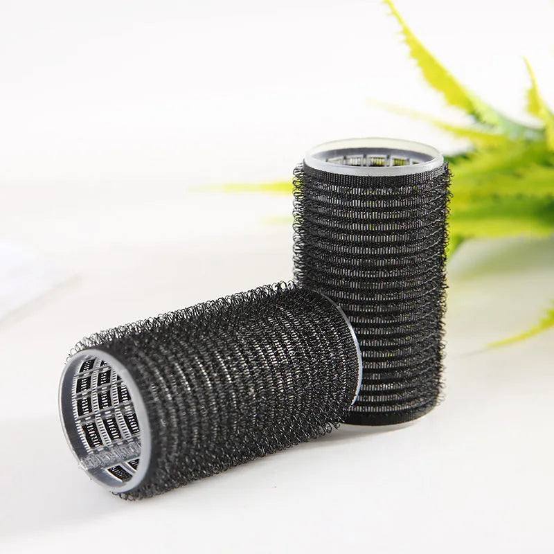 Black curling barrel made of plastic and resin measuring 3x6.3cm