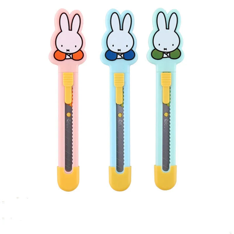 Cartoon-shaped art knife in plastic and metal construction for manual production cutting tasks
