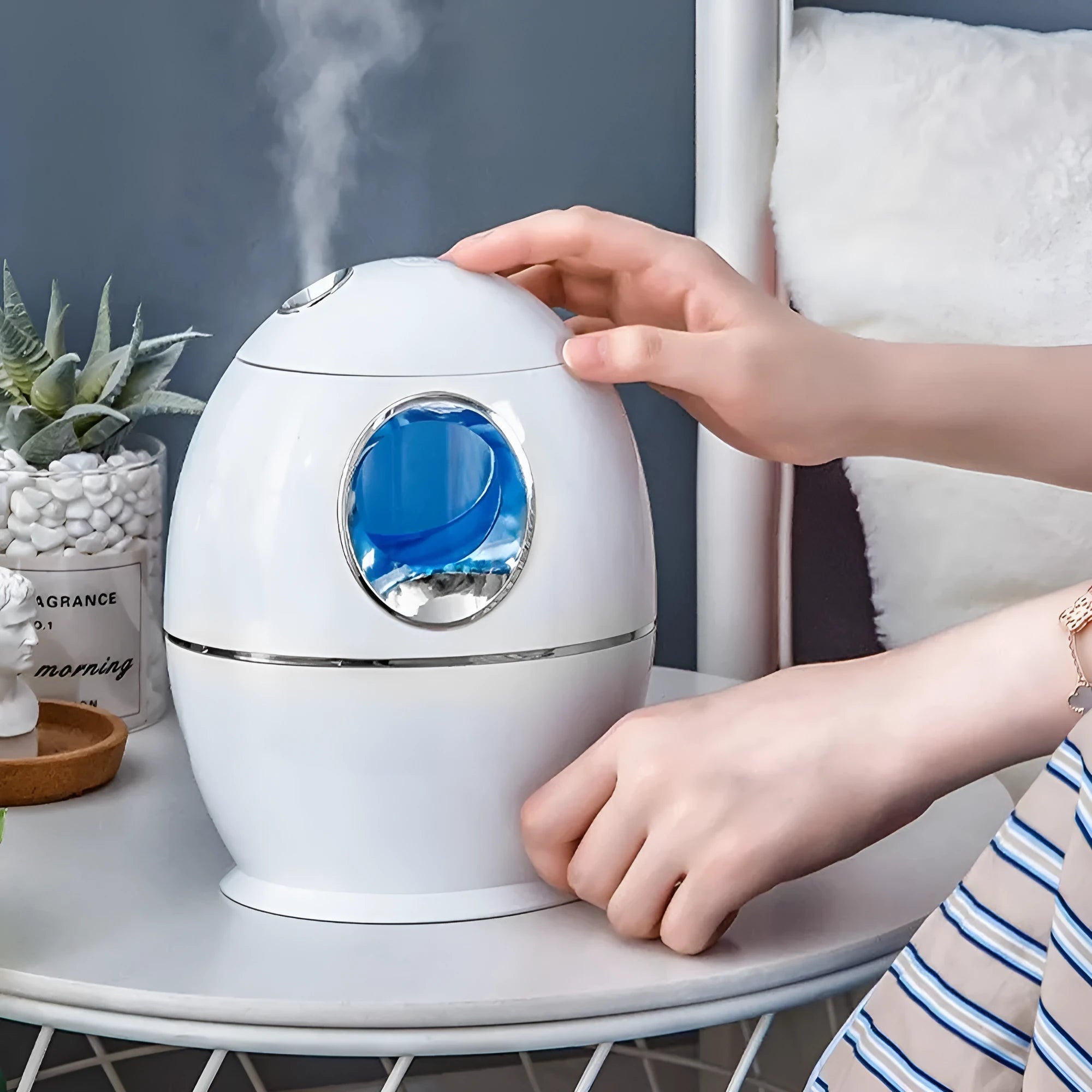 Silent USB-powered round aromatherapy spray humidifier in white colour with 800ml water tank