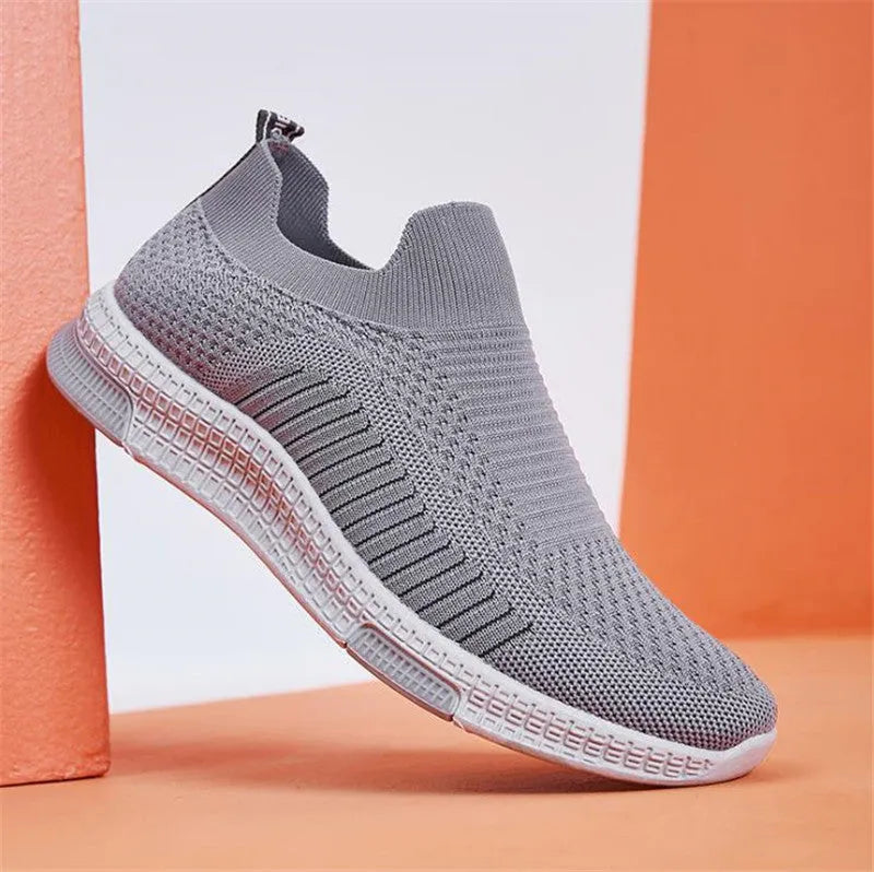 Men's casual shoes with flying weave upper, wear-resistant sole, flat heel, front tie, hollow stitching detail