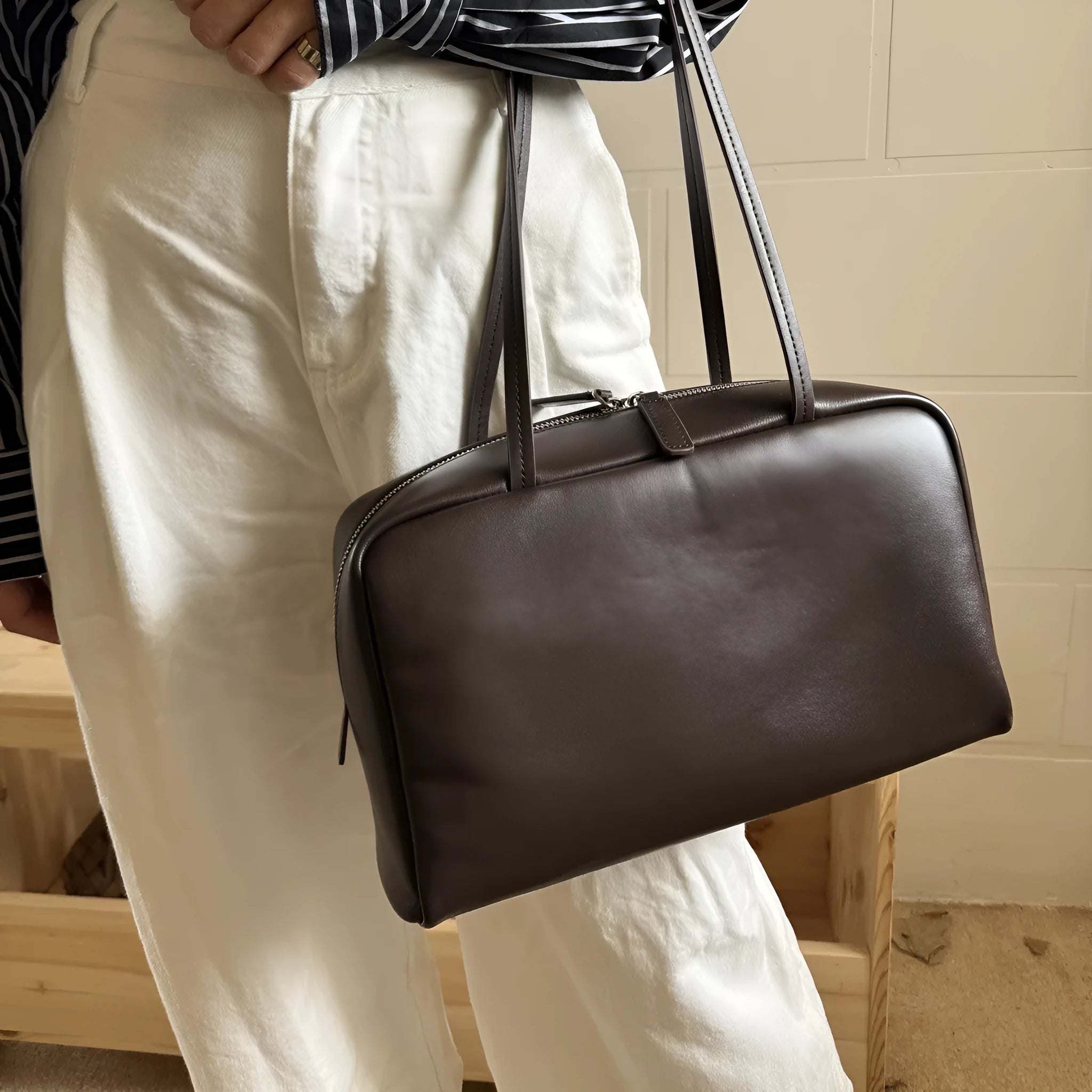 Genuine leather handbag in black, large capacity cowhide shoulder bag with top grain finish