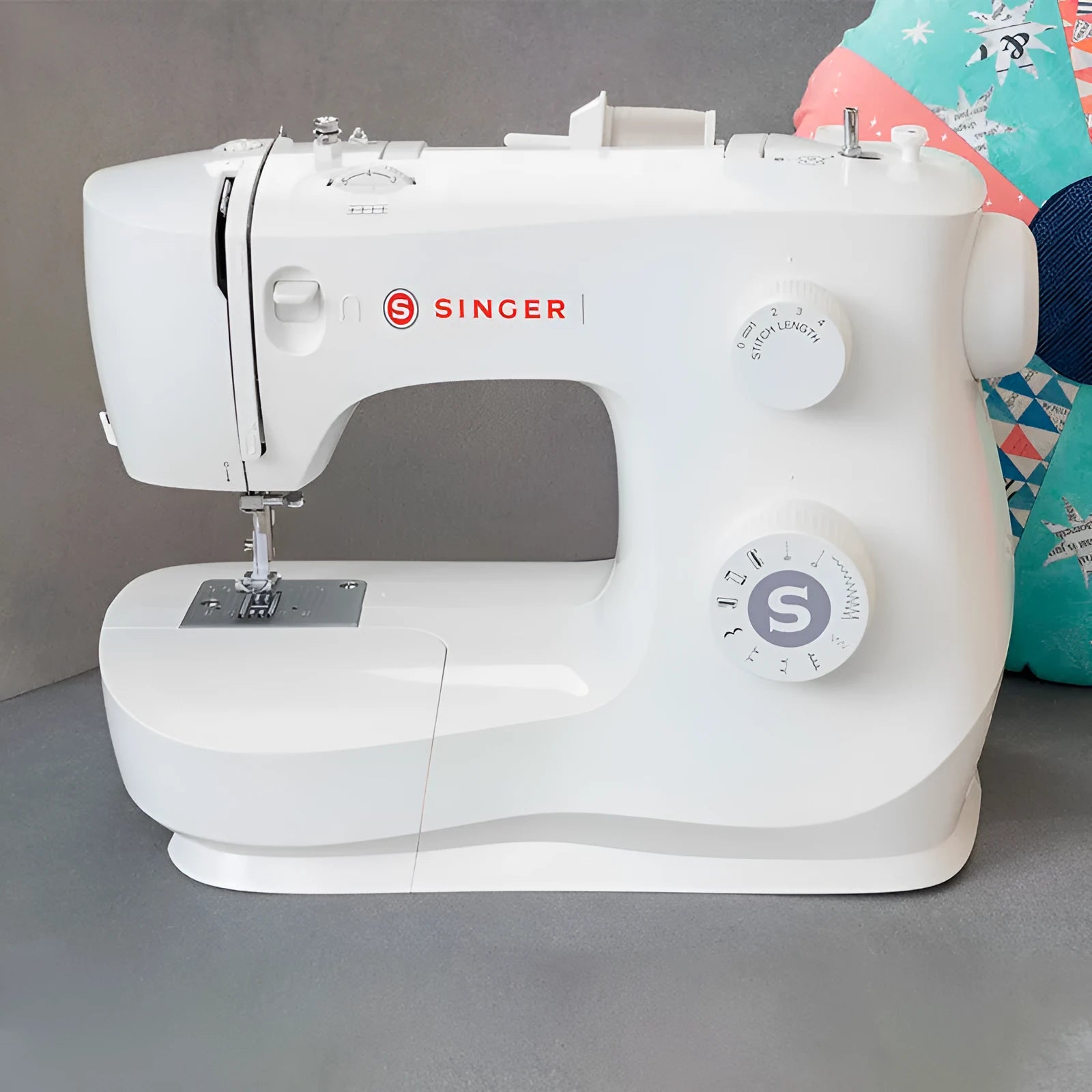 M2405 portable household sewing machine with compact 47x39x26cm dimensions