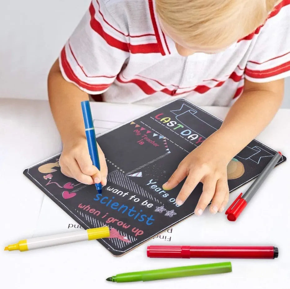 Rectangular wooden blackboard ornament for first day of school, showing dimensions of 25.5 by 30 cm.
