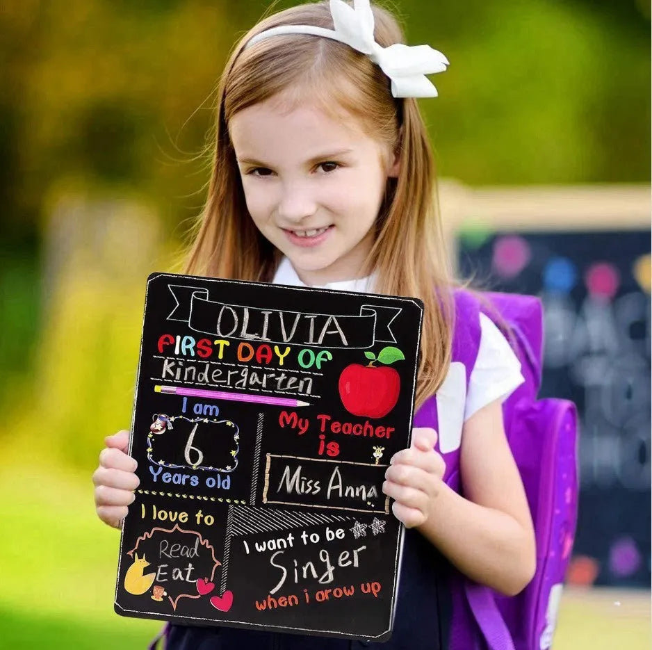 Rectangular wooden blackboard ornament for first day of school, showing dimensions of 25.5 by 30 cm.