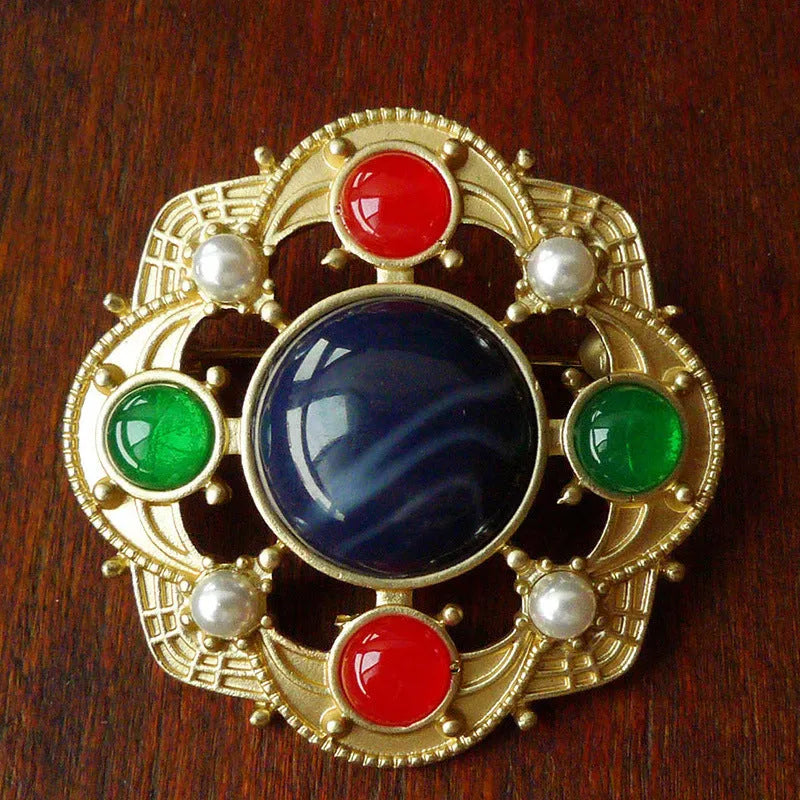 A vintage-style baroque brooch with a diamond shape in retro colours, made from zinc alloy.