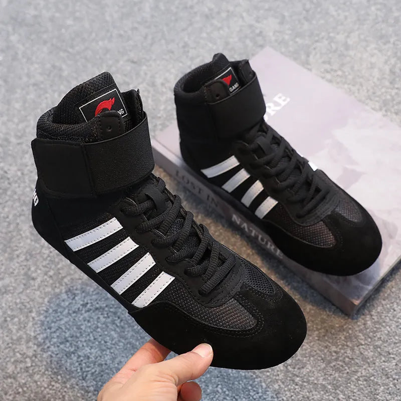 Pair of men and women wrestling shoes in suede cowhide with vertical style and lace closure