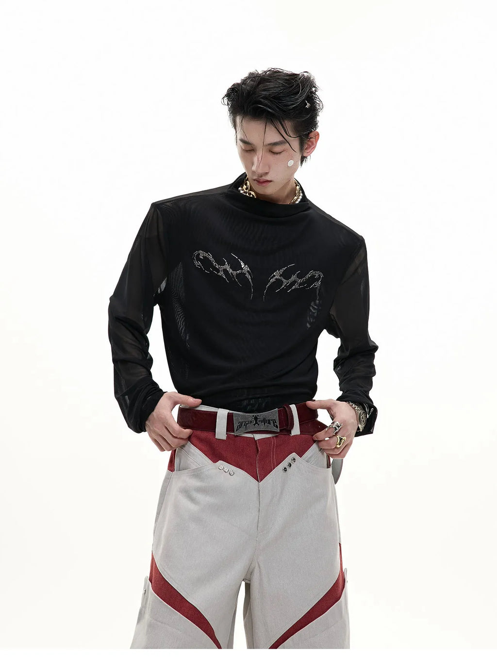 Black and white slim-fit long sleeve bottoming shirt made of niche mesh fabric.