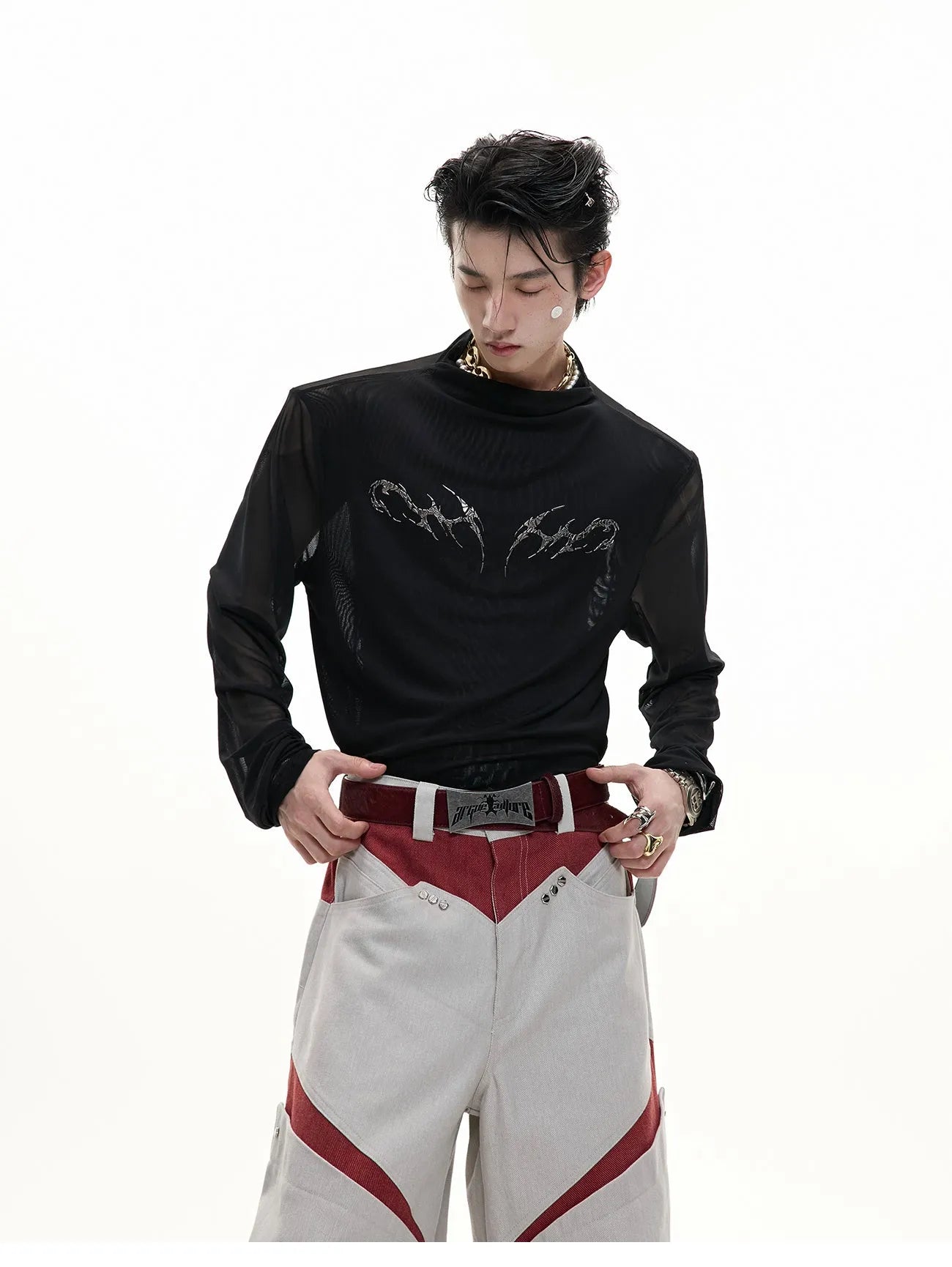Black and white slim-fit long sleeve bottoming shirt made of niche mesh fabric.