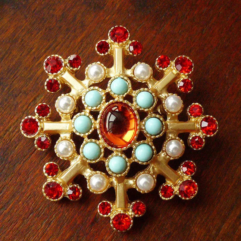 A vintage-style baroque brooch with a diamond shape in retro colours, made from zinc alloy.