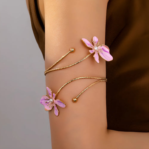 Close-up of a pink adjustable alloy armband with an intricate hollow pattern design, showing the 0.8cm gap.