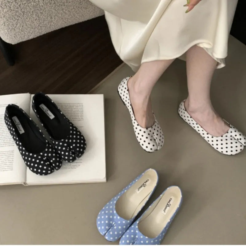 Women's horseshoe split toe Mary Jane shoes in black with mid heel and soft bottom