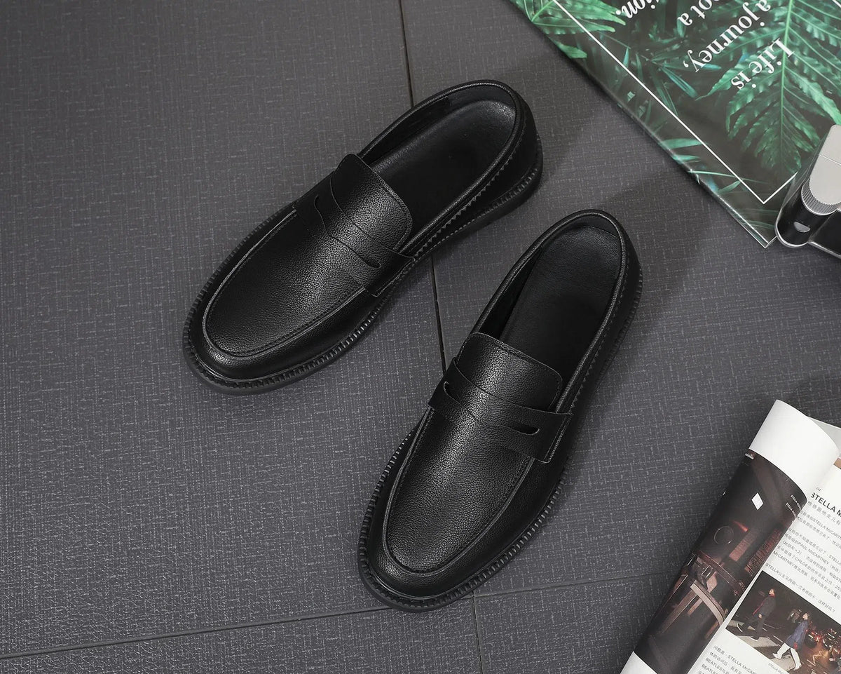 Men's black slip-on shoes with tassel, microfiber upper, and rubber sole in Korean retro style