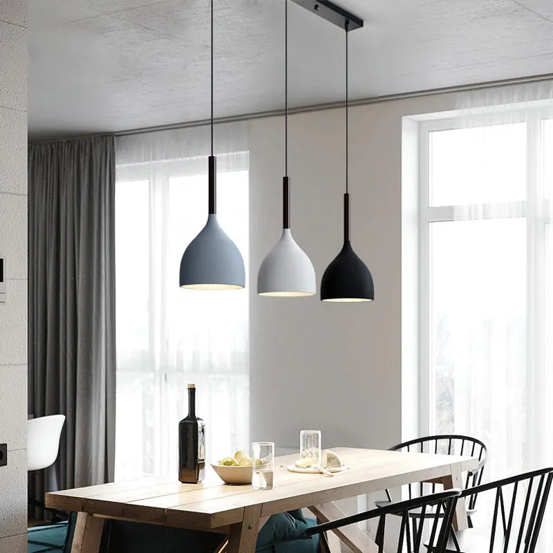 Nordic three-head pendant light in black finish for dining room 220V