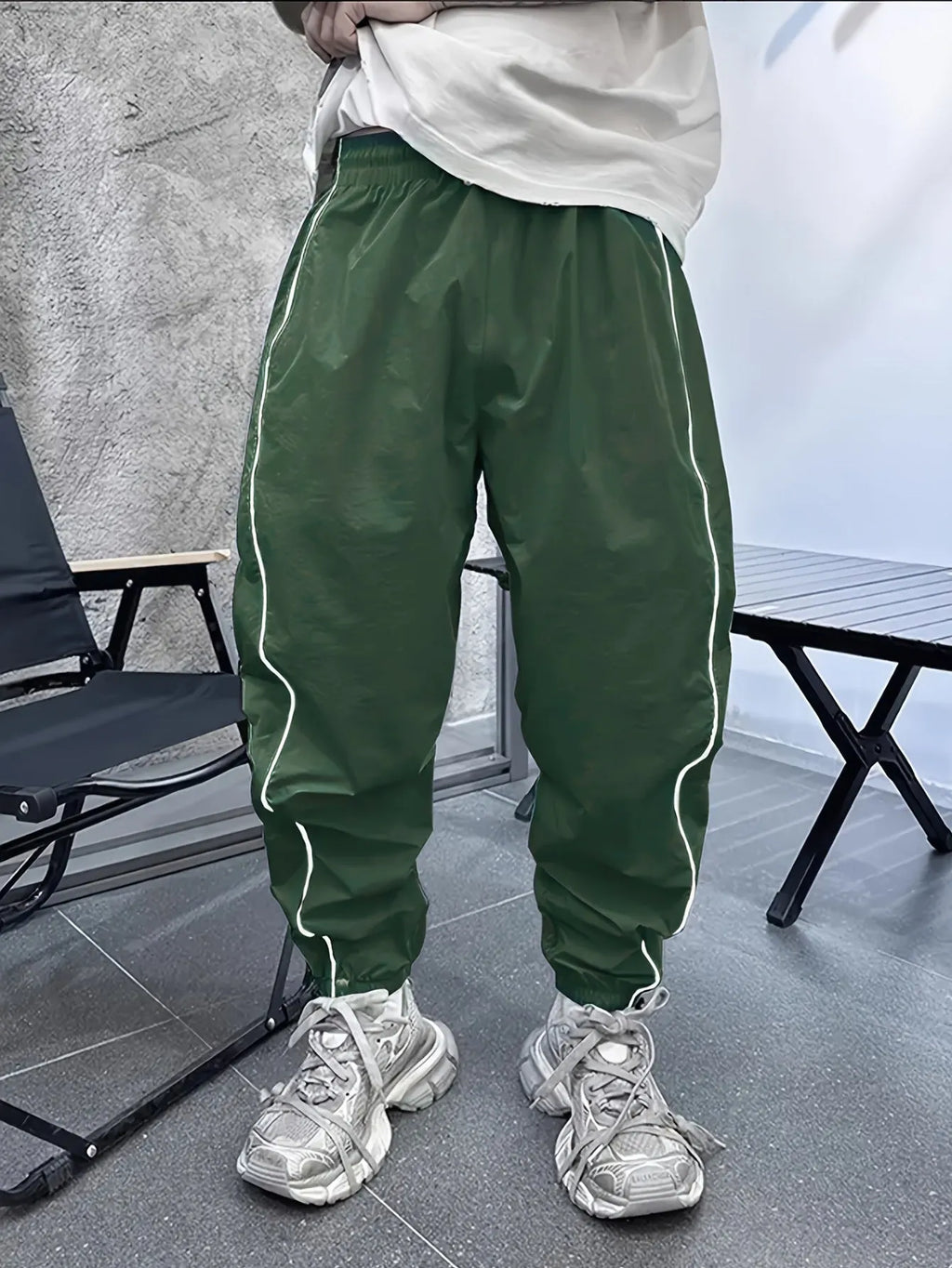 Men's loose-fit cropped trousers in bamboo fibre, shown in army green colour